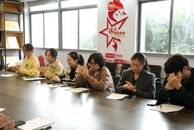 筑牢思想根基,砥礪奮進初心--藝術設計學院2025下半年發展對象研討會暨文化藝術交流活動順利召開